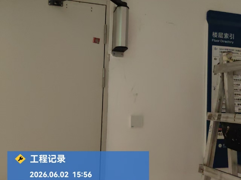 电动闭门器和普通闭门器有何区别？小安派工对比